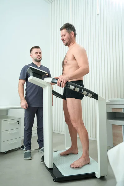 Middle Aged Patient Diagnostic Procedure Bioimpedancemetry Next Him Employee Medical — Stock Photo, Image