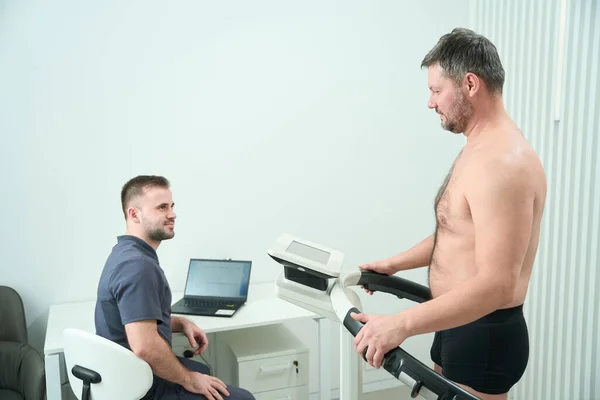 Man Naked Torso Stands Device Measuring Body Composition Next Medical — Stock Photo, Image
