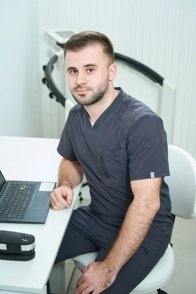 Young Specialist Nutritionist Sits His Workplace His Desk Oligoscan Apparatus — Stock Photo, Image