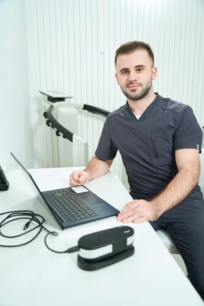Specialist Nutritionist Sits His Workplace His Desk Oligoscan Apparatus Table — Stock Photo, Image