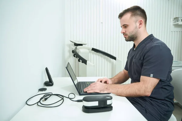 专家营养学家坐在笔记本电脑的工作场所 办公室里有现代化的设备 — 图库照片