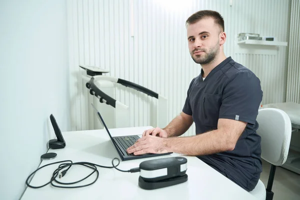 Male Nutritionist Sits Workplace Laptop Modern Equipment Office — Stock Photo, Image