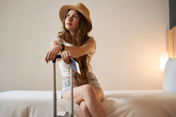 Young Female Hat Sitting Sofa Holding Handle Suitcase Hotel Room — Stock Photo, Image