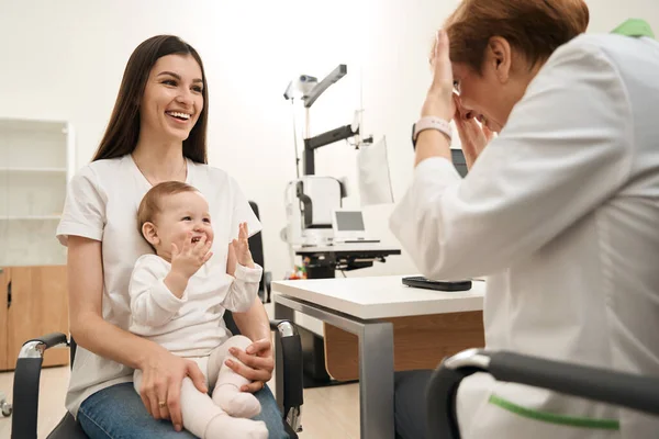 Pediatrisk Ögonläkare Locka Leende Baby Uppmärksamhet Med Intressant Objekt Närvaro — Stockfoto