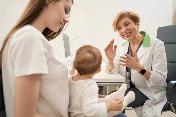 Lugn Kvinnlig Förälder Med Spädbarn Sitter Stol Vänliga Ögonläkare Kontor — Stockfoto