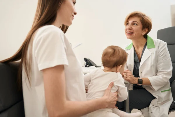 Ler Pediatrisk Ögonläkare Talar Med Kvinnliga Förälder Sittande Stol Med — Stockfoto