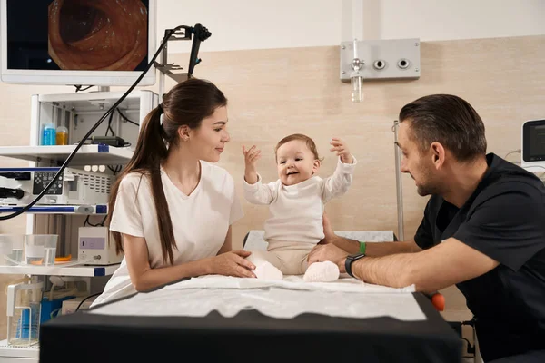 Kanepede Oturan Gülümseyen Küçük Bebek Kadın Ebeveynin Sağlık Uzmanının Önünde — Stok fotoğraf