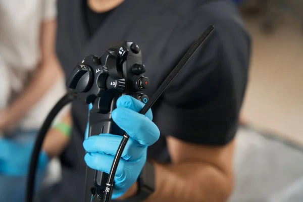 Endoskop Tutan Teşhis Uzmanının Kesilmiş Fotoğrafı Ayakta Tedavi Gören Hastaların — Stok fotoğraf