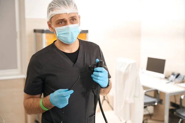 Tıbbi Maskeli Endoskopistin Belden Yukarı Portresi Endoskopi Tüplü Tek Kullanımlık — Stok fotoğraf