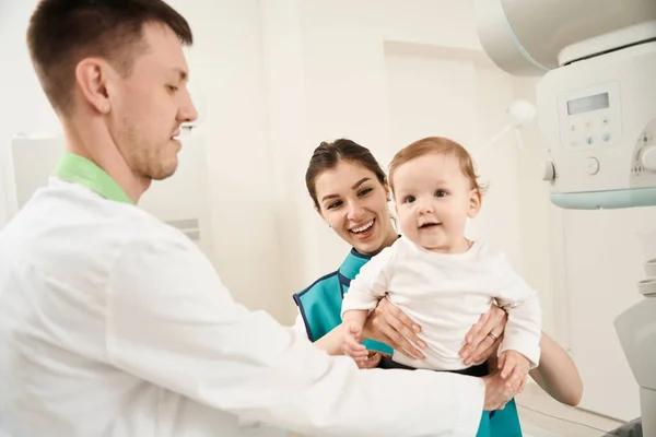 Radiolog Umieszcza Miednicę Małym Dziecku Obecności Radosnej Matki — Zdjęcie stockowe