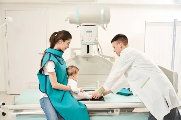 Young Radiologist Putting Child Leg Radiographic Table Presence Female Parent — Stock Photo, Image
