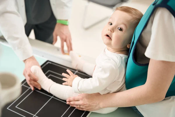 Női Szülő Segítségével Radiológiai Asztalon Elhelyezett Gyermekláb Kivágott Fényképe — Stock Fotó