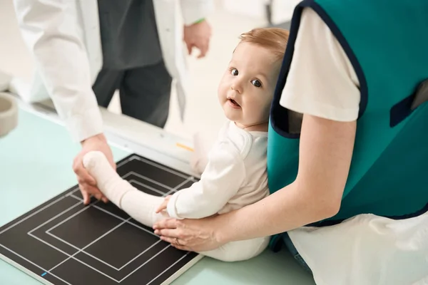 Καλλιεργημένη Φωτογραφία Ακτινολόγου Που Τοποθετεί Πόδι Μωρού Ακτινογραφικό Πίνακα Βοήθεια — Φωτογραφία Αρχείου