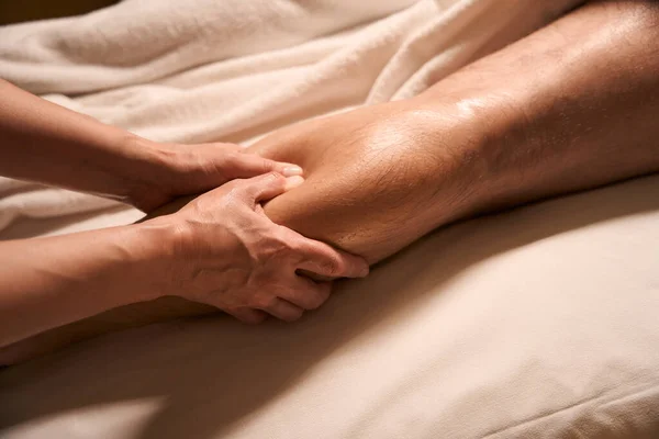 Foto Ritagliata Mani Esperte Terapeuta Massaggio Stimolante Punto Riflesso Sul — Foto Stock
