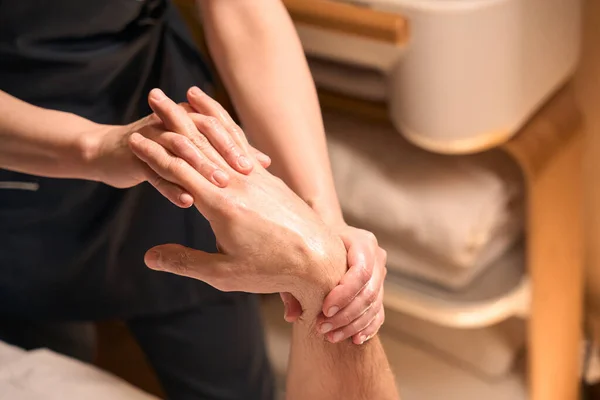 Beskuren Bild Kvalificerad Masoterapeut Stretching Fingrar Vuxna Manliga Klienten — Stockfoto