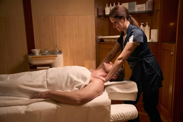 Massös Trycka Axlarna Vuxen Man Med Båda Händerna Massage Terapi — Stockfoto