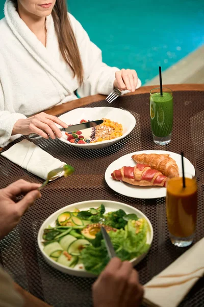 女式浴衣在钢丝网桌旁与男伴共进早餐的剪影 — 图库照片