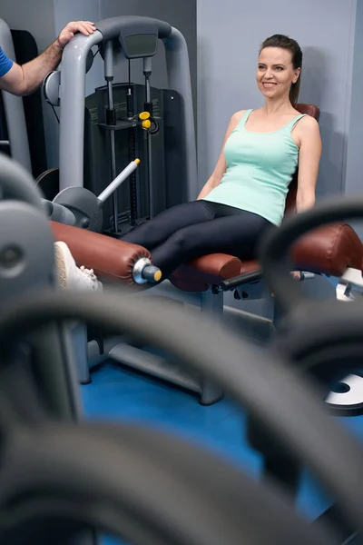 Zadowolona Sportowiec Kobieta Robi Siedząc Nogi Przedłużenie Urządzenia Fitness Obecności — Zdjęcie stockowe