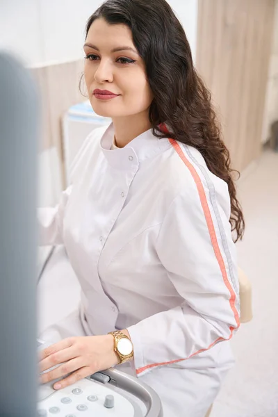 Young Female Doctor Sitting Ultrasound Scanner Cabinet Clinic — Stock Photo, Image