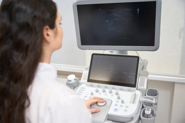 Jonge Vrouw Cardioloog Zit Buurt Van Echografie Scanner Kabinet Het — Stockfoto