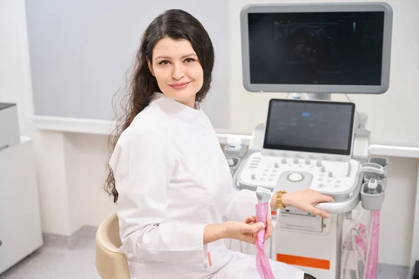 Beyaz Önlüklü Gülümseyen Kadın Kardiyolog Ultrason Tarayıcısı Üzerinde Çalışıyor Kameraya — Stok fotoğraf