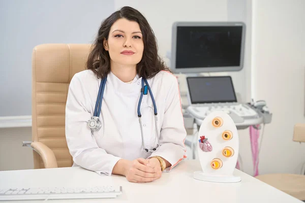 Mladá Doktorka Bílém Plášti Sedí Stolu Mokuly Klinice — Stock fotografie