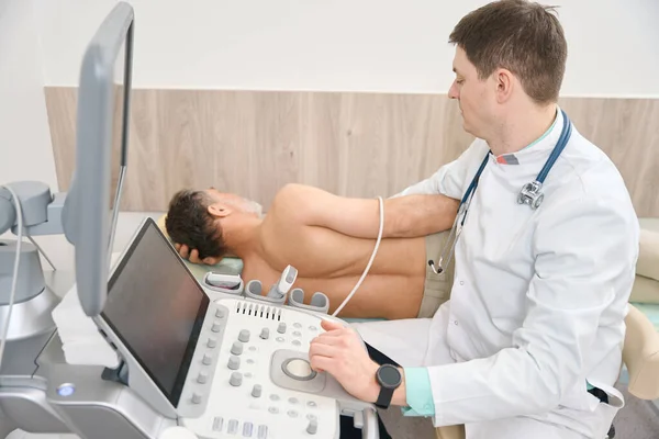 Kardiolog Provádějící Ultrazvukové Vyšetření Vnitřních Orgánů Při Pohledu Pacienta Nemocnici — Stock fotografie