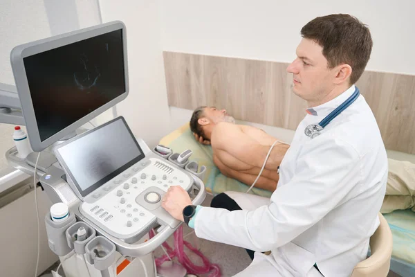 Lékař Bílém Plášti Stetoskopem Provádějící Ultrazvukovou Diagnózu Srdce Nahlížející Monitoru — Stock fotografie