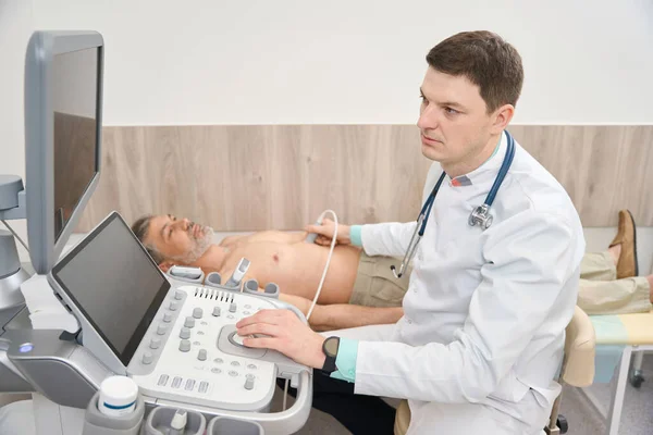 Cardiologue Manteau Blanc Avec Stéthoscope Faisant Diagnostic Échographique Cœur Homme — Photo