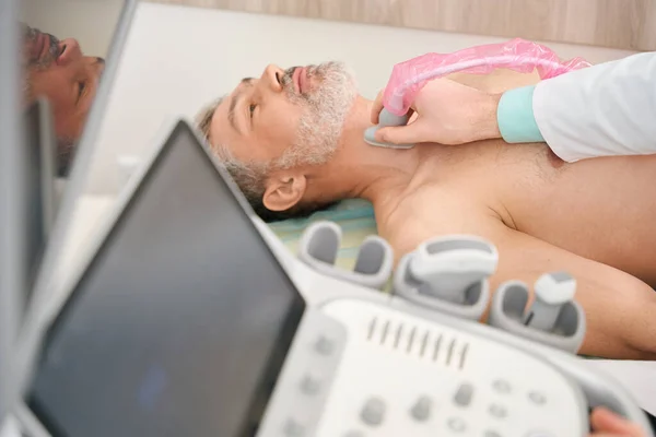 Médico Jaleco Branco Que Realiza Diagnóstico Ultrassonográfico Pescoço Paciente Hospital — Fotografia de Stock