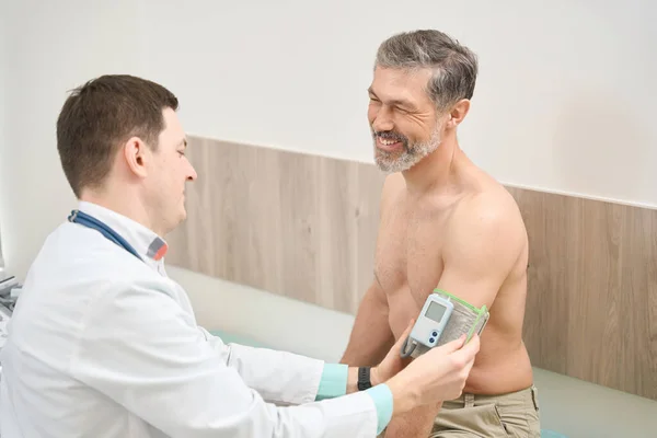외투를 의사와 병원에서 압력을 측정하는 — 스톡 사진