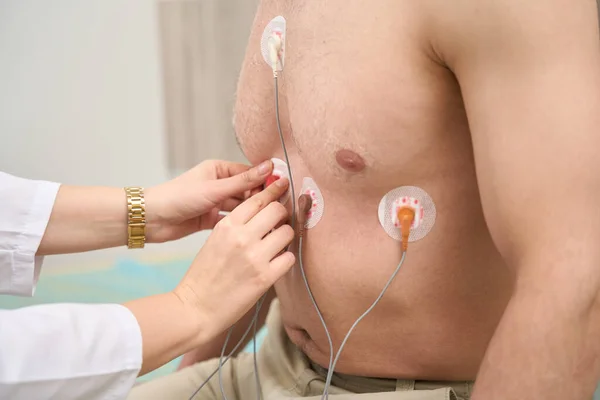 Enfermeira Colocando Sensores Macho Para Eletrocardiografia Sistema Cardiovascular Clínica — Fotografia de Stock