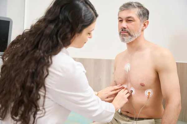 Enfermeira Casaco Branco Preparando Paciente Para Eletrocardiografia Coração Homem Olhando — Fotografia de Stock