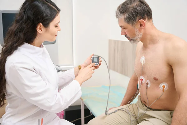 Jovem Médico Apresentando Indicações Trabalho Sistema Cardiovascular Para Homem Hospital — Fotografia de Stock