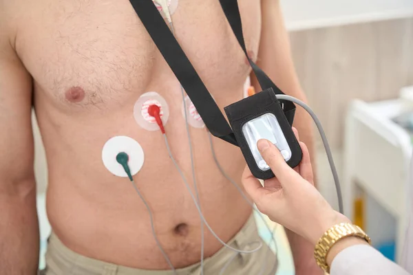 Dispositivo Ajuste Enfermeira Para Diagnosticar Trabalho Sistema Cardiovascular Paciente Hospital — Fotografia de Stock