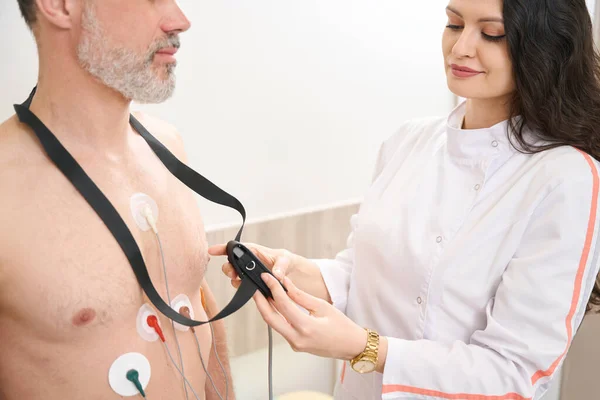穿白色外套的女性心脏科医生对医院心血管系统工作的诊断 — 图库照片