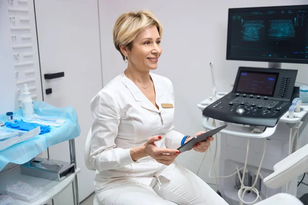Friendly Gynecologist Woman Smiling While Sitting Office Tablet Her Hands — Stock Photo, Image
