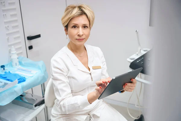 Portrait Gynecologist Woman Using Tablet Her Office Doctor Process Working — Stock Photo, Image