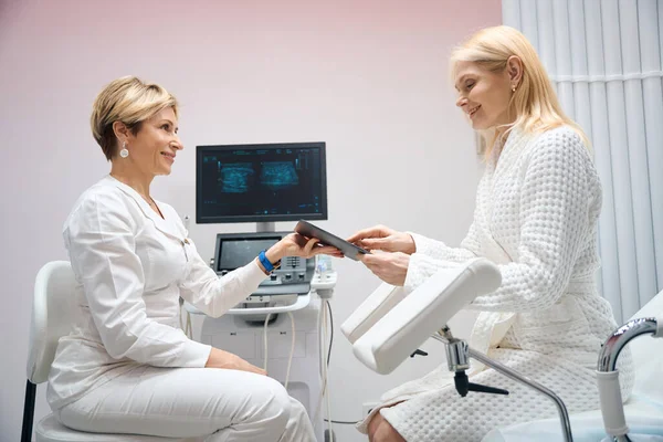 Přátelský Gynekolog Její Pacient Používají Tablet Pozadí Ultrazvuku — Stock fotografie
