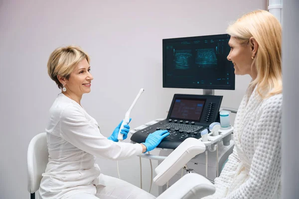 Ginecologista Feminina Prepara Paciente Para Exame Usando Dispositivo Ultra Som — Fotografia de Stock