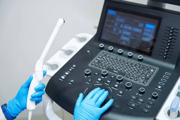 Gynekolog Upravuje Ultrazvukové Zařízení Pro Vyšetření Pánevních Orgánů Rukou Lékařského — Stock fotografie