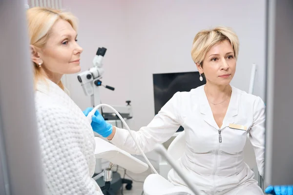 Foto Kvinnlig Gynekolog Som Utför Bröstundersökning Med Ultraljud Läkare Diagnostiserar — Stockfoto