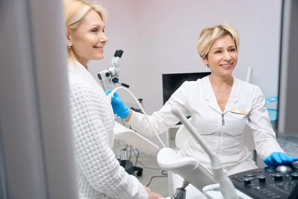 Γυναικολόγος Και Ασθενής Χαμογελούν Μαζί Κατά Διάρκεια Της Διαδικασίας Διάγνωσης — Φωτογραφία Αρχείου