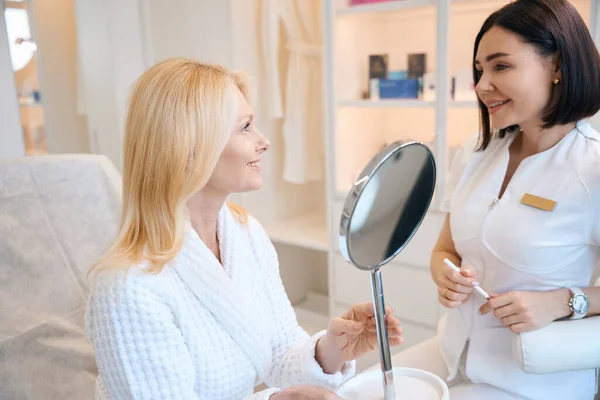 Fröhliche Frau Einem Kosmetologischen Zentrum Spricht Mit Einem Kosmetologen Nach — Stockfoto