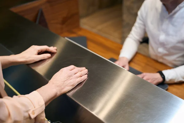 Horizontal Cropped Photo Hands Client Employee Reception Desk — Stock Photo, Image