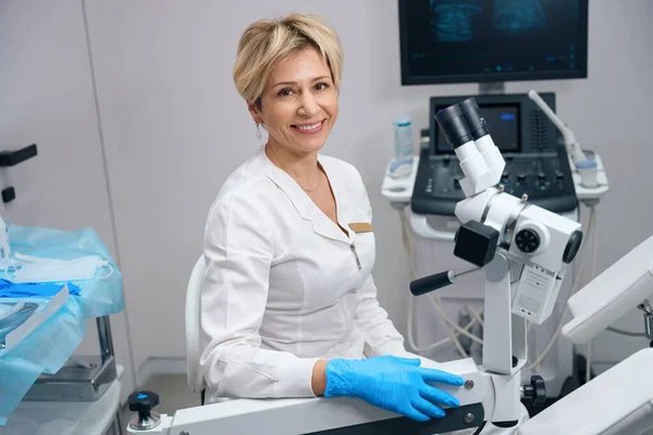 Γυναικολόγος Γυναίκα Κάθεται Στο Μικροσκόπιο Εξέταση Ασθενή Γιατρός Κάθεται Στο — Φωτογραφία Αρχείου