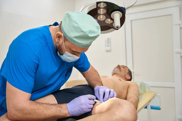 Manlig Kirurg Gör Injektion Till Patienten Inre Delen Låret Man — Stockfoto