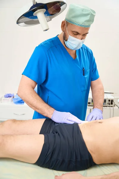 Mužský Chirurg Nanáší Lepicí Náplast Pacientův Žaludek Injekci Léčba Žilní — Stock fotografie