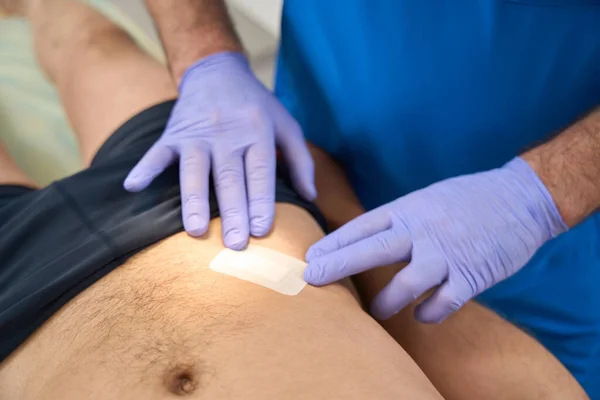 Manos Masculinas Del Médico Aplicando Parche Paciente Estómago Después Inyección — Foto de Stock