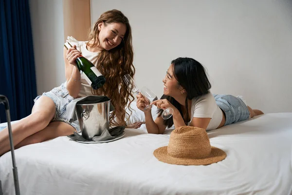 Решили Отпраздновать Девичник Шампанским Постели Две Девушки Празднуют Поездку Гостиничном — стоковое фото